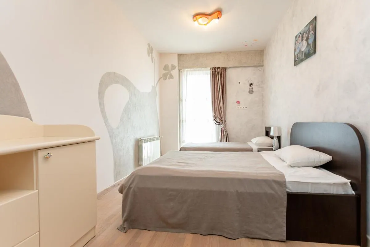Image 6 of 4 bedroom accommodation in the central district