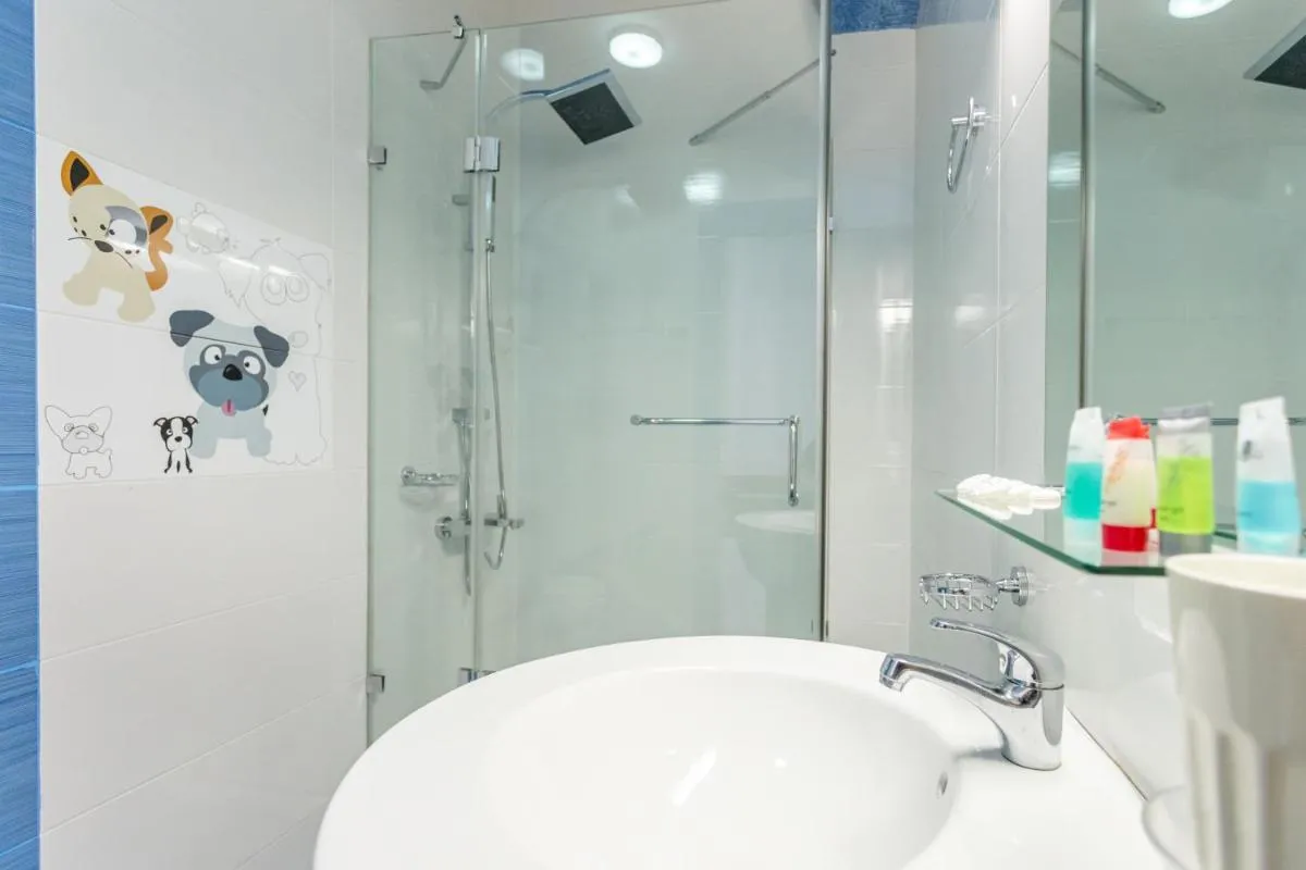 Image 3 of 4 bedroom accommodation in the central district