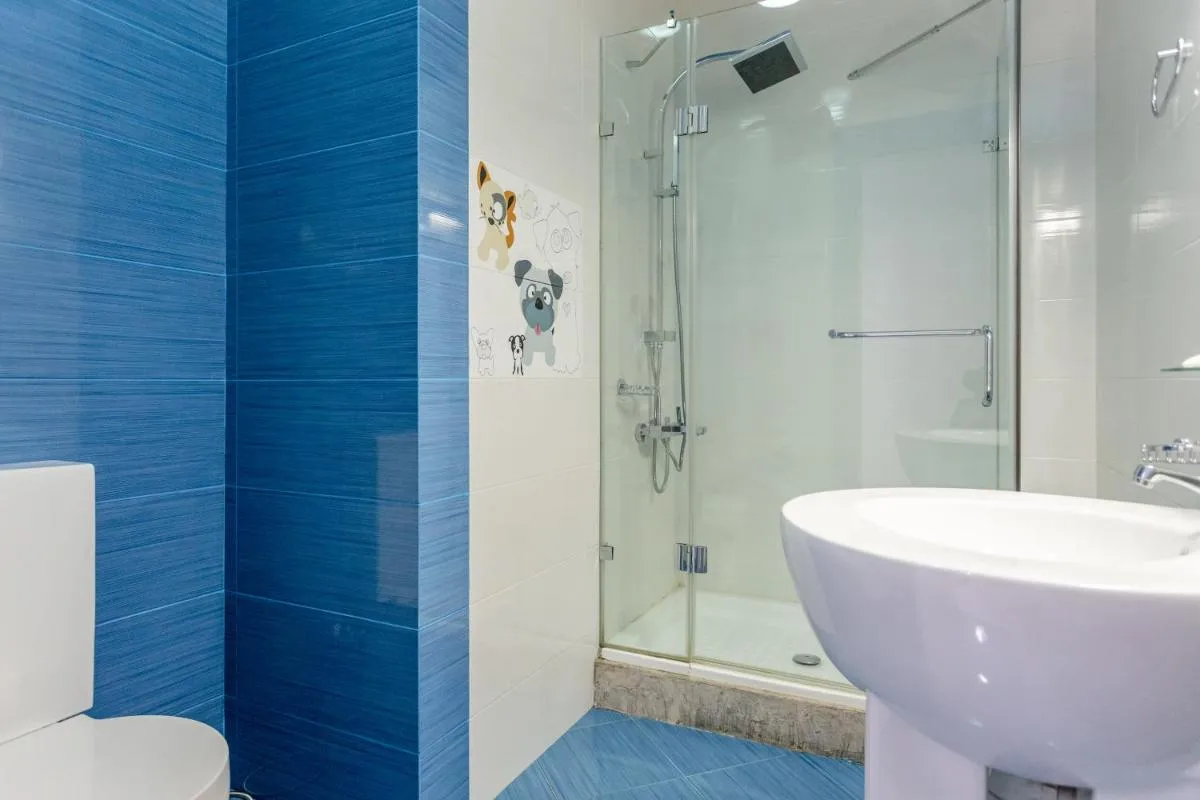 Image 4 of 4 bedroom accommodation in the central district