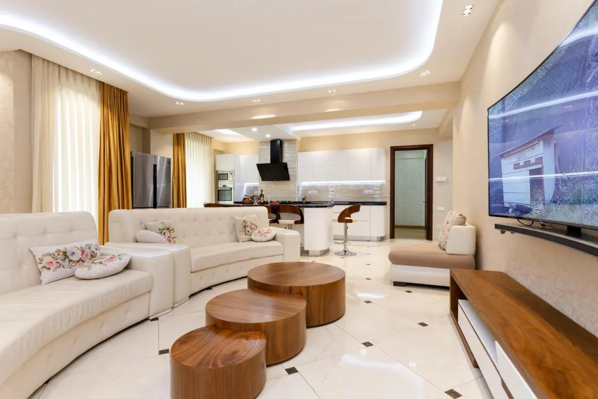 Image 1 of Central Cozy 3BD-2BATH Apartment