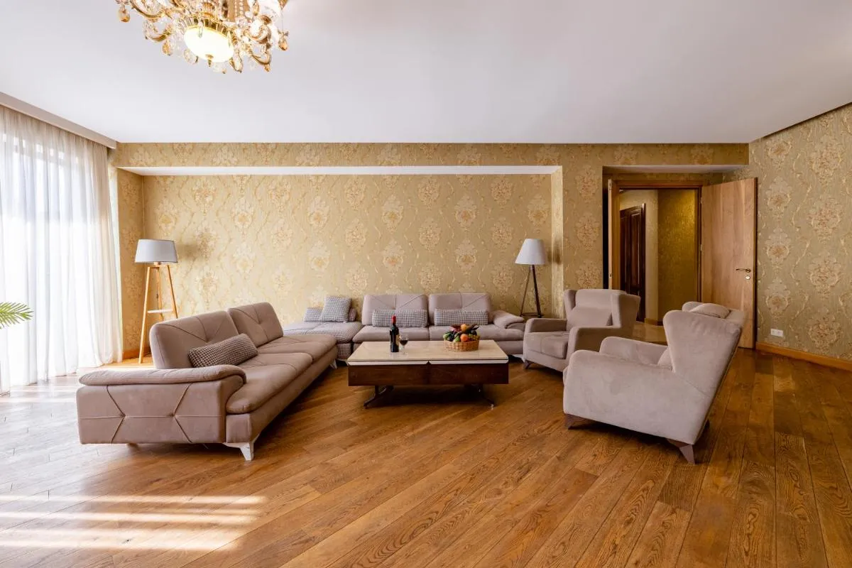 Image 4 of Central Cozy 5BD-5BATH Apartment