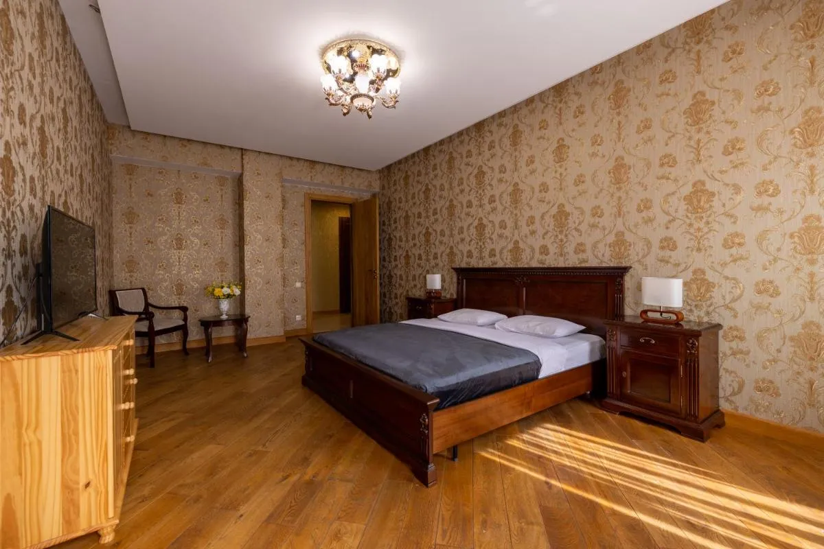 Image 6 of Central Cozy 5BD-5BATH Apartment