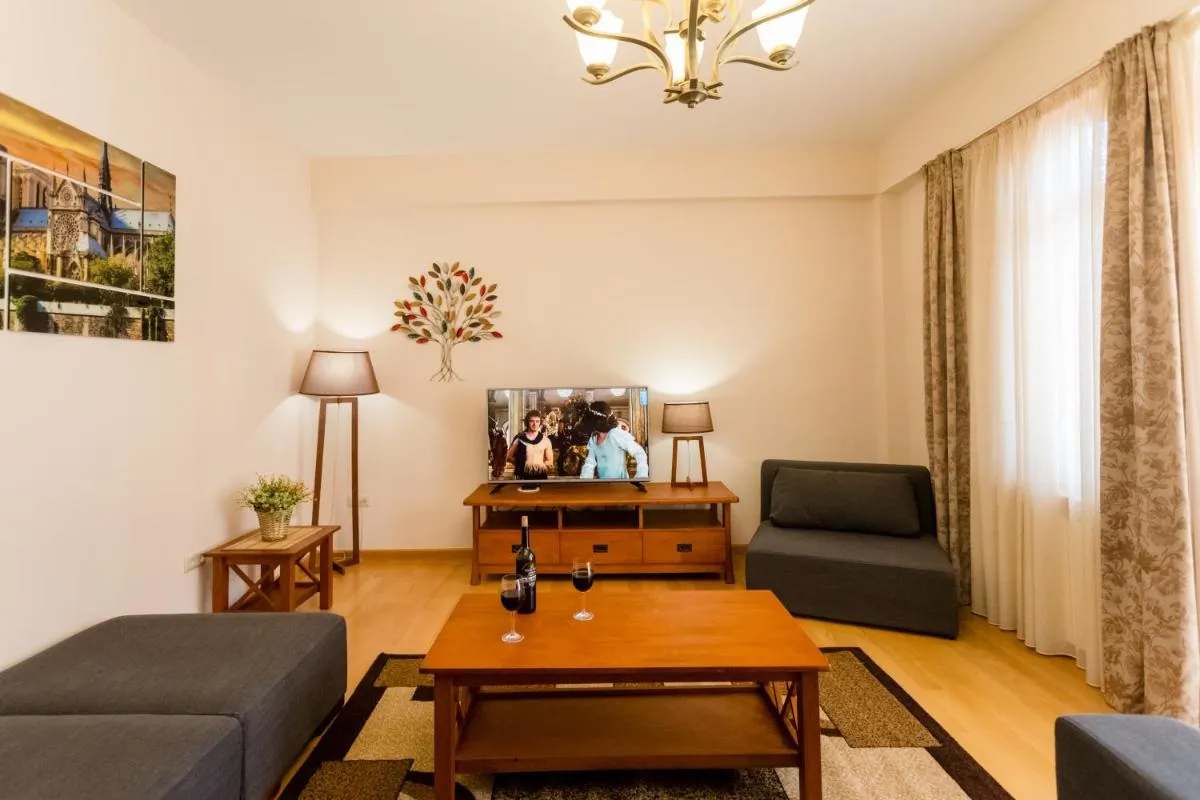 Image 2 of Downtown Two Bedroom Apartment V
