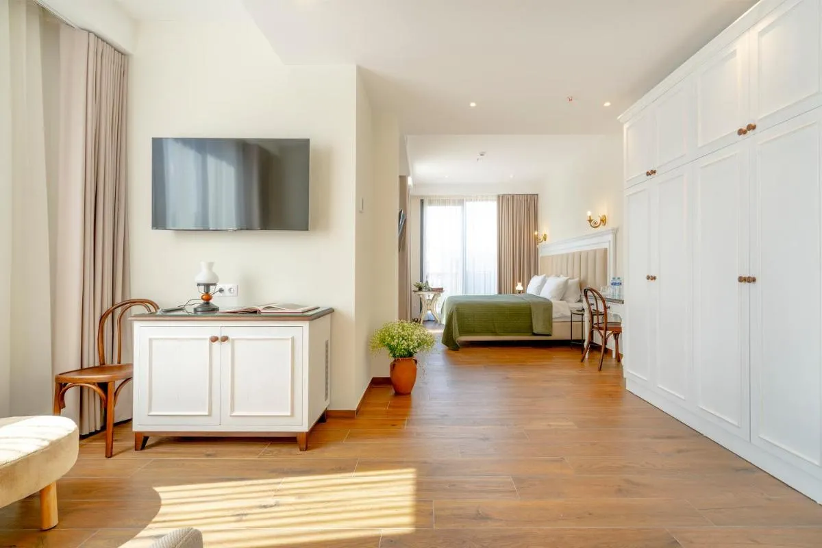 Image 1 of Iris Hotel