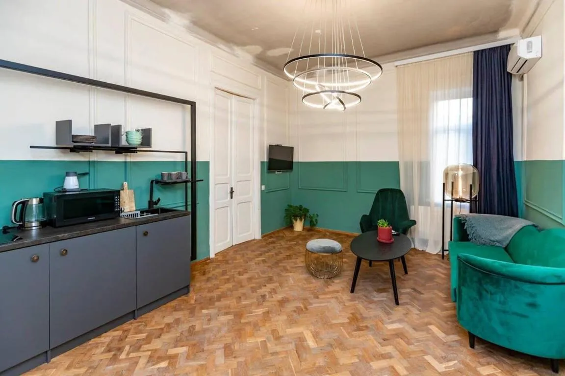 Image of Luminous and stylish 2BR apt in the city center