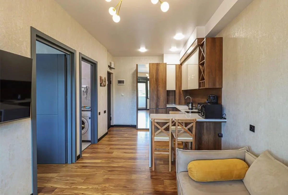 Image 2 of Newly Renovated Stylish 1BR Apartment For 4