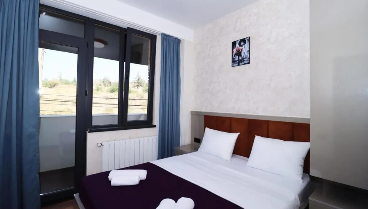Image of Newly Renovated Stylish 1BR Apartment For 4