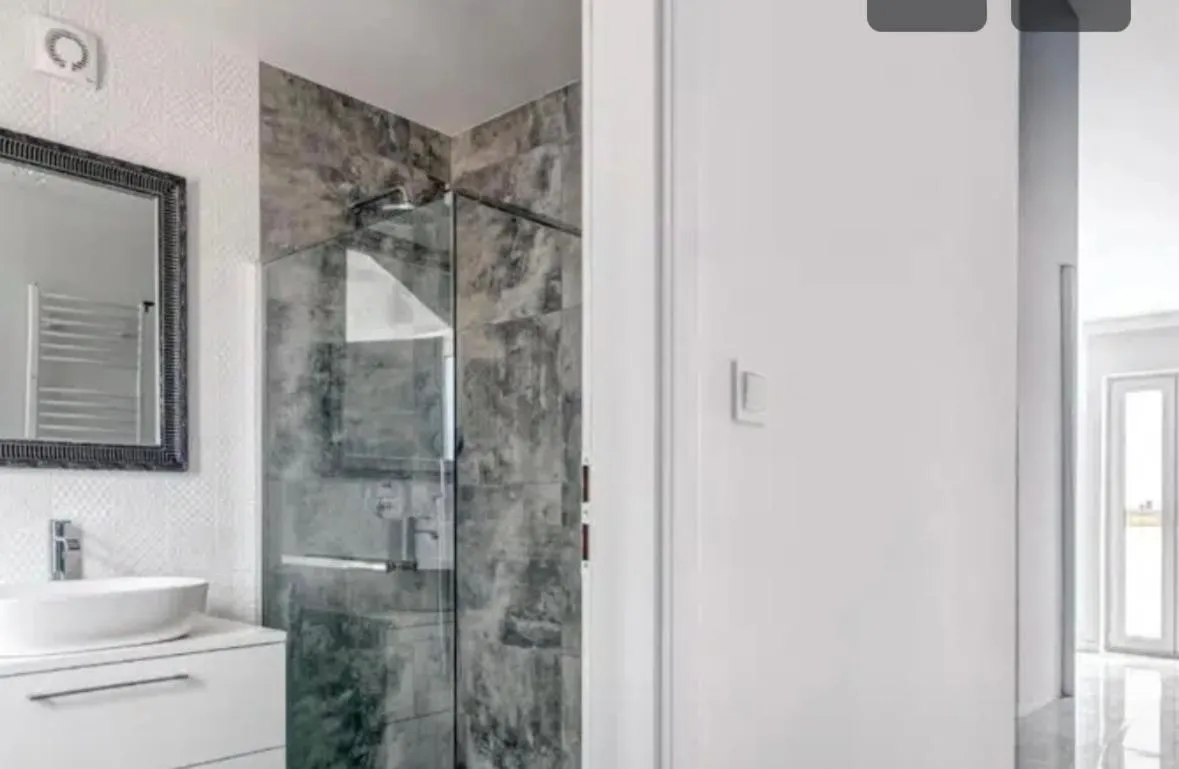 Image 1 of VIP apart 558