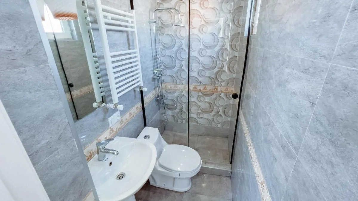 Image 2 of VIP apart 561