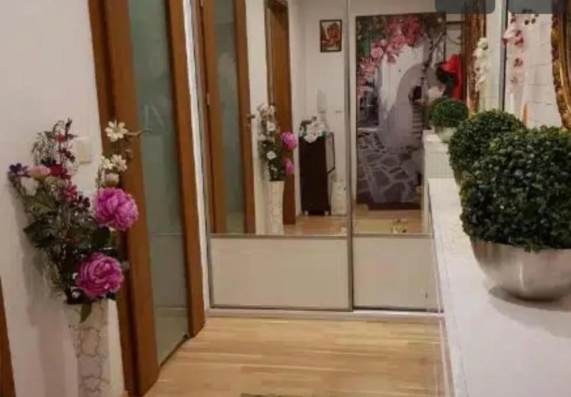 Image 1 of VIP apart 581