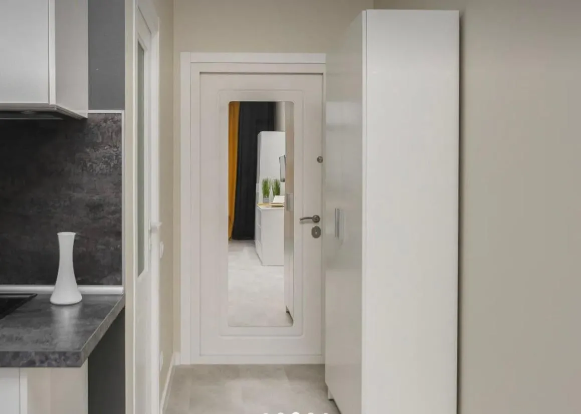 Image 4 of VIP apart 681