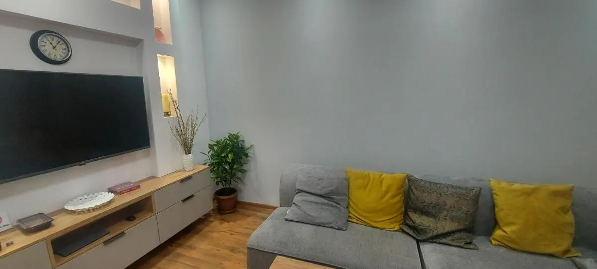 Image 4 of Linda