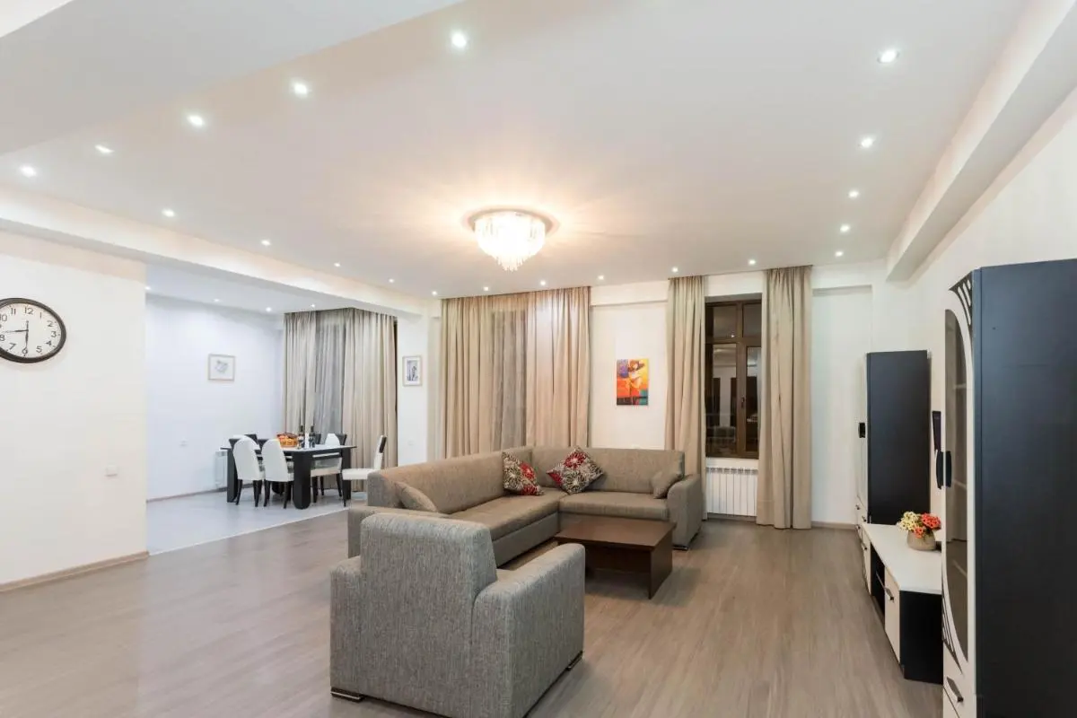 Image 3 of The Grand Apartment l