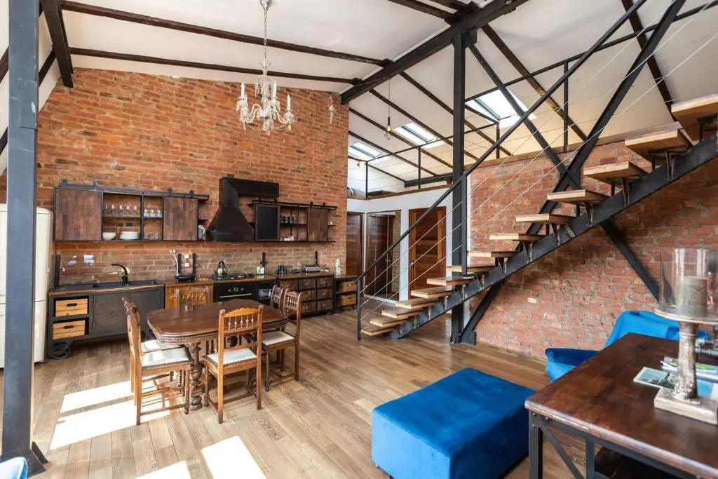 Image of Vintage Mezzanine Apt in City Center – By Wehost